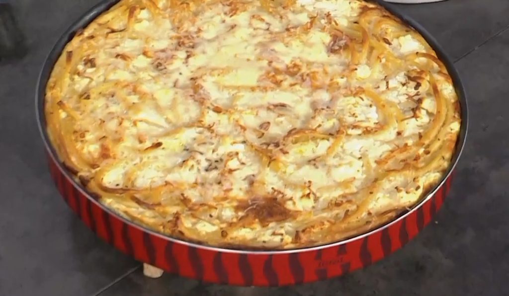 Η Αργυρώ Μπαρμπαρίγου μας ετοιμάζει απολαυστική μακαρονόπιτα χωρίς φύλλο