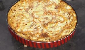 Η Αργυρώ Μπαρμπαρίγου μας ετοιμάζει απολαυστική μακαρονόπιτα χωρίς φύλλο