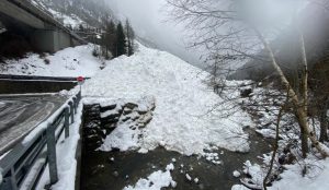 Ελβετία: Τρένο εκτροχιάστηκε μετά από χιονοστιβάδα – Φόβοι για θύματα