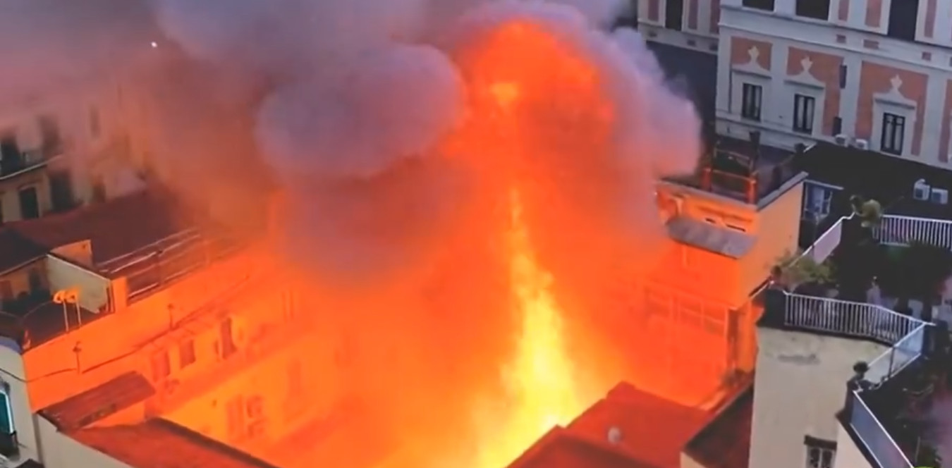 &Iota;&tau;&alpha;&lambda;ί&alpha;: &Pi;&upsilon;&rho;&kappa;&alpha;&gamma;&iota;ά &kappa;&alpha;&tau;έ&sigma;&tau;&rho;&epsilon;&psi;&epsilon; &tau;&omicron; &theta;έ&alpha;&tau;&rho;&omicron; &Sigma;&alpha;&nu;&alpha;&tau;&zeta;ά&rho;&omicron; &tau;&eta;&sigmaf; &Nu;ά&pi;&omicron;&lambda;&eta;&sigmaf;