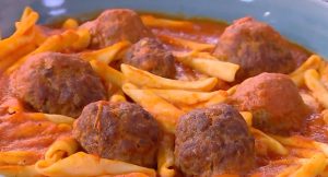 Αρνίσια κεφτεδάκια κοκκινιστά με σκιουφικτά από τον Δημήτρη Σκαρμούτσο