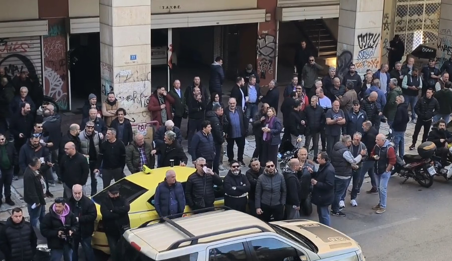 Τρίτη ημέρα απεργίας για τα ταξί – Επεισόδια και ένταση με ιδιωτικά βαν στο Σύνταγμα (βίντεο)