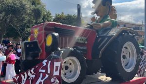 Ο Ρέντης έγινε… Ρίο: Εκρηκτική καρναβαλική παρέλαση με τρακτέρ και λάτιν ρυθμούς