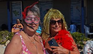 Λαγάνα και ταραμάς στη θάλασσα: Τα Κούλουμα των χειμερινών κολυμβητών στον Άλιιμο – «Είναι τρόπος ζωής»