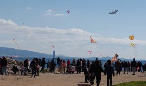 Κούλουμα στον Πειραιά: Πλήθος στη Φρεαττύδα για χορό, θαλασσινά και το παραδοσιακό πέταγμα του αετού