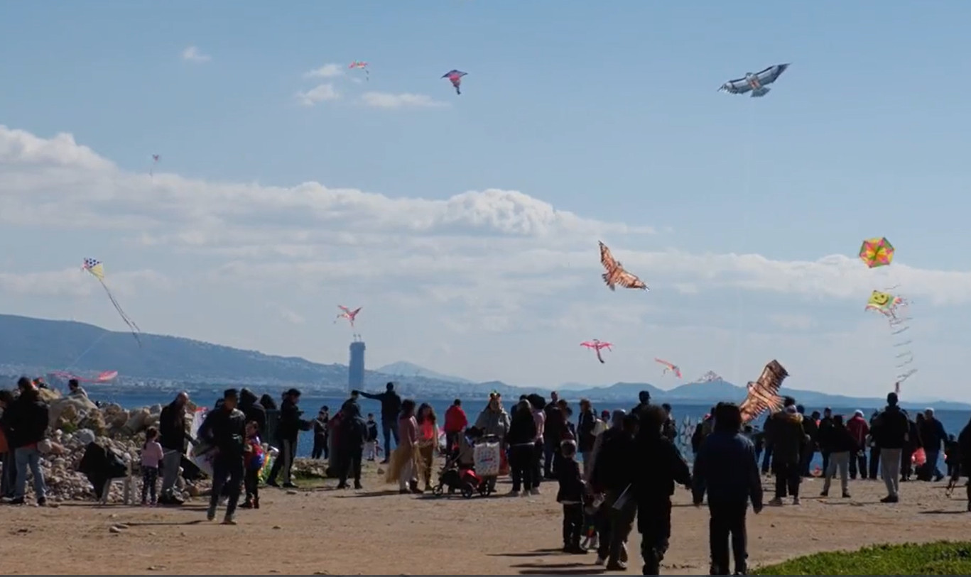 &Kappa;&omicron;ύ&lambda;&omicron;&upsilon;&mu;&alpha; &sigma;&tau;&omicron;&nu; &Pi;&epsilon;&iota;&rho;&alpha;&iota;ά: &Pi;&lambda;ή&theta;&omicron;&sigmaf; &sigma;&tau;&eta; &Phi;&rho;&epsilon;&alpha;&tau;&tau;ύ&delta;&alpha; &gamma;&iota;&alpha; &chi;&omicron;&rho;ό, &theta;&alpha;&lambda;&alpha;&sigma;&sigma;&iota;&nu;ά &kappa;&alpha;&iota; &tau;&omicron; &pi;&alpha;&rho;&alpha;&delta;&omicron;&sigma;&iota;&alpha;&kappa;ό &pi;έ&tau;&alpha;&gamma;&mu;&alpha; &tau;&omicron;&upsilon; &alpha;&epsilon;&tau;&omicron;ύ