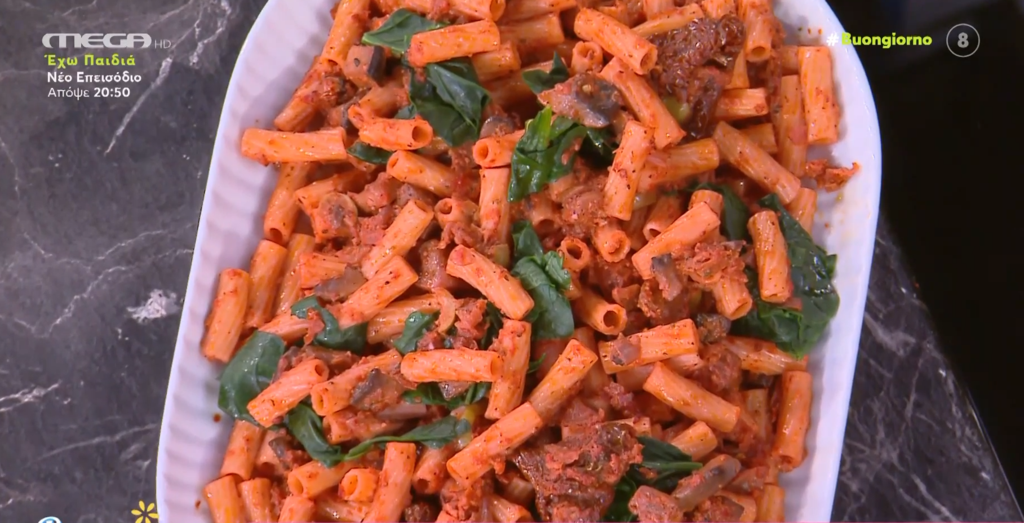 Ριγκατόνι με πέστο λιαστής ντομάτας & μανιτάρια από τον Δημήτρη Σκαρμούτσο – Η συνταγή που θα λατρέψεις