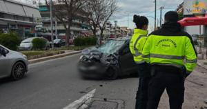 Χάος στη Θηβών: Φορτηγό έπεσε σε σταθμευμένα οχήματρα – Τρεις τραυματίες
