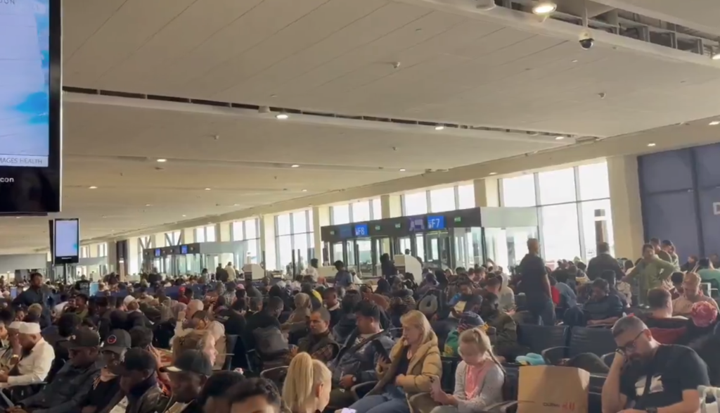 Αγωνία για 25 Έλληνες στα ΗΑΕ: Εγκλωβισμένοι στο αεροδρόμιο λόγω της πολεμικής σύρραξης