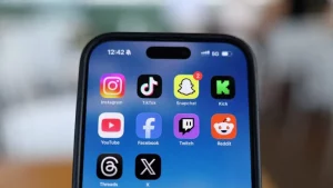 Βρετανία: Πιθανή άμεση απαγόρευση των social media για παιδιά κάτω των 16 ετών εξετάζει η κυβέρνηση Στάρμερ