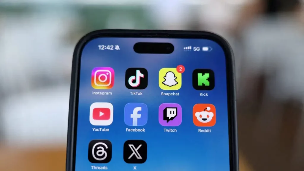 Βρετανία: Πιθανή άμεση απαγόρευση των social media για παιδιά κάτω των 16 ετών εξετάζει η κυβέρνηση Στάρμερ