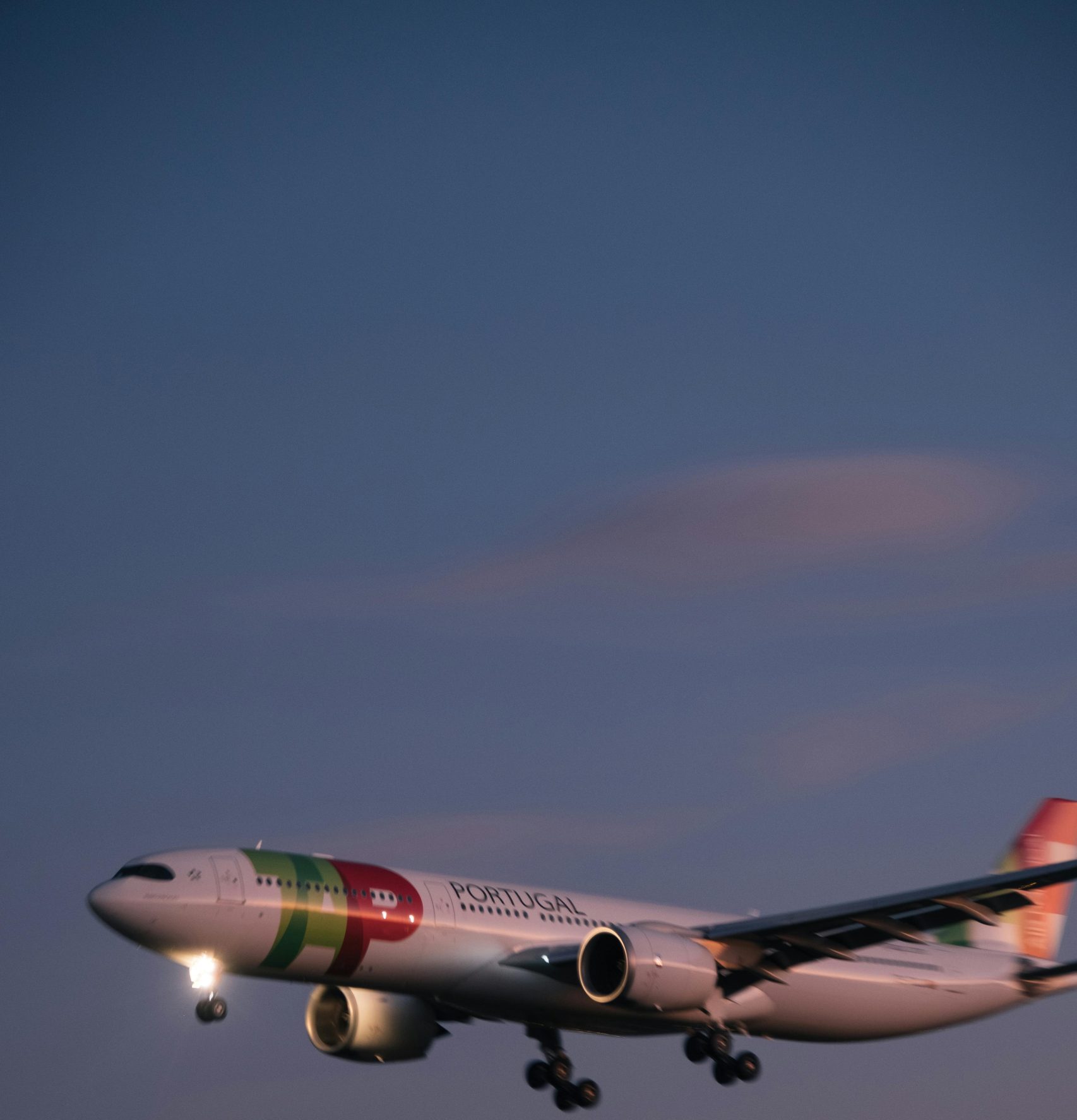 &Pi;&omicron;&rho;&tau;&omicron;&gamma;&alpha;&lambda;ί&alpha;: &Eta; &alpha;&epsilon;&rho;&omicron;&pi;&omicron;&rho;&iota;&kappa;ή &epsilon;&tau;&alpha;&iota;&rho;&epsilon;ί&alpha; TAP Portugal &pi;&rho;&omicron;&sigmaf; &iota;&delta;&iota;&omega;&tau;&iota;&kappa;&omicron;&pi;&omicron;ί&eta;&sigma;&eta; &ndash; IAG, Lufthansa &kappa;&alpha;&iota; Air France-KLM &sigma;&tau;&omicron; &laquo;&tau;&rho;&alpha;&pi;έ&zeta;&iota;&raquo; &gamma;&iota;&alpha; &tau;&eta;&nu; &epsilon;&xi;&alpha;&gamma;&omicron;&rho;ά &tau;&eta;&sigmaf;