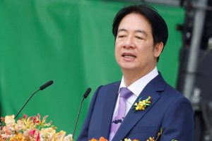 Αμηχανία on camera: Η στιγμή που επικεφαλής ναού έκανε εμετό πάνω στον πρόεδρο της Ταϊβάν (video)