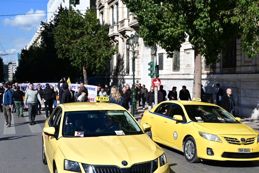 Πορεία οδηγών ταξί προς το Μαξίμου- Απειλούν με απεργία διαρκείας
