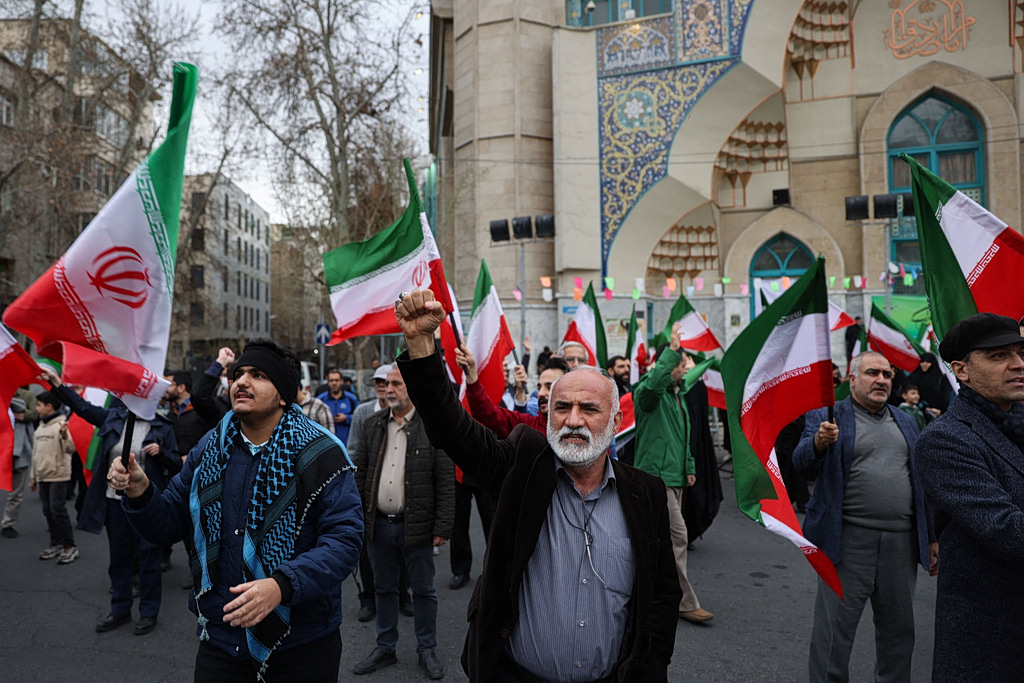 Τεχεράνη: Εγκαταλείπουν μαζικά την πόλη οι πολίτες – Διαδηλωτές στους δρόμους