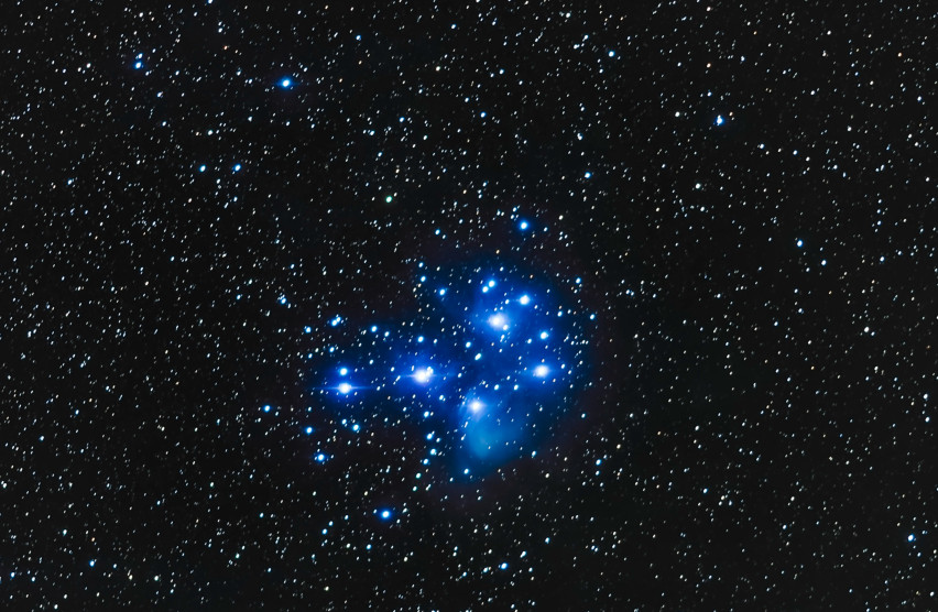 Το ουράνιο «ραντεβού» της χρονιάς συμβαίνει απόψε: Η Σελήνη «αγκαλιάζει» τις Πλειάδες