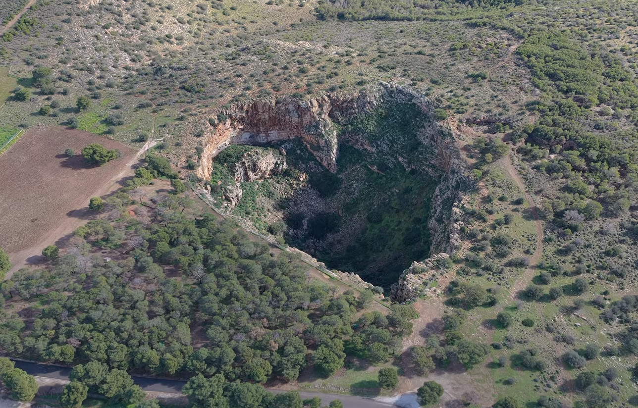 &Tau;&omicron; &epsilon;&nu;&tau;&upsilon;&pi;&omega;&sigma;&iota;&alpha;&kappa;ό &gamma;&epsilon;&omega;&lambda;&omicron;&gamma;&iota;&kappa;ό &laquo;&Chi;ά&omicron;&sigmaf;&raquo; &sigma;&tau;&omicron; &Lambda;&alpha;ύ&rho;&iota;&omicron;: Έ&nu;&alpha; &tau;&omicron;&pi;ί&omicron; &pi;&omicron;&upsilon; &sigma;&upsilon;&nu;&epsilon;&chi;ώ&sigmaf; &mu;&epsilon;&tau;&alpha;&mu;&omicron;&rho;&phi;ώ&nu;&epsilon;&tau;&alpha;&iota; (video)