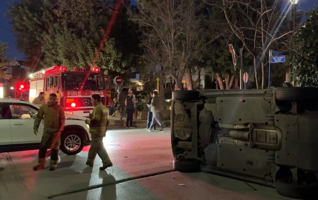 Τροχαίο με ανατροπή ΙΧ και με δύο εγκλωβισμένους στην Κηφισιά (Video)