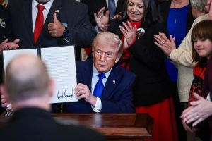 Σε ισχύ οι νέοι δασμοί 10% που ανήγγειλε ο Ντόναλντ Τραμπ