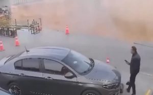 Τεράστια τρύπα 15 μέτρων κατάπιε βενζινάδικο στην Αίγυπτο – Δείτε το συγκλονιστικό βίντεο