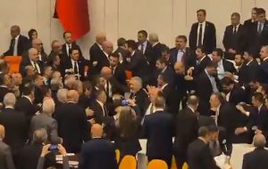 Τουρκία: Σοβαρά επεισόδια και ξυλοδαρμός στη Βουλή κατά την ορκωμοσία του νέου υπουργού Δικαιοσύνης (video)