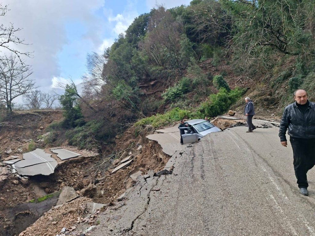 Κακοκαιρία: Πλημμύρες και κατολισθήσεις σχεδόν στη μισή χώρα –  Συναγερμός για την αυριανή μέρα