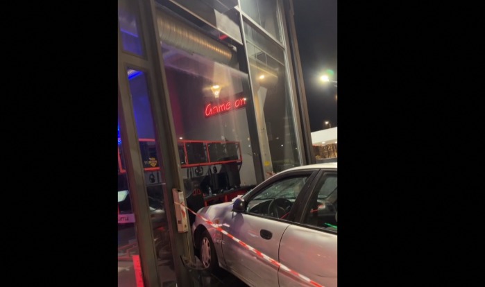 Κινηματογραφική καταδίωξη στον Άγιο Δημήτριο: Κλεμμένο αυτοκίνητο «σπάει» τζαμαρίες και μοτοσικλέτες (video)