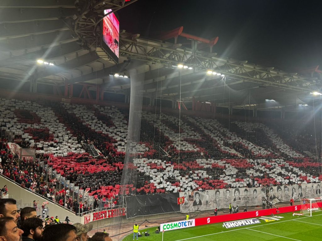 Ολυμπιακός: Το εντυπωσιακό κορεό των φιλάθλων προς τιμήν των θυμάτων της Θύρας 7 (video, photos)