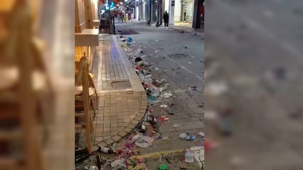 «Βομβαρδισμένη πόλη» η Πάτρα: Σοκαριστικό βίντεο δείχνει χιλιάδες τόνους σκουπιδιών στους δρόμους – Στη μάχη και μπουλντόζες