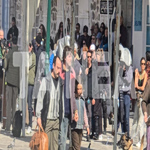 Σκηνικό δεκαετίας του 1980 στην Ύδρα: Βιτρίνες με τιμές σε δραχμές και ο Μπραντ Πιτ φτάνει με «συλλεκτικό» δελφίνι (βίντεο)