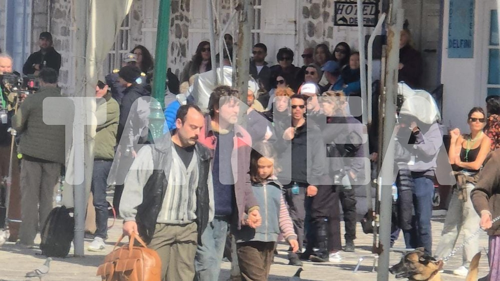 &Sigma;&kappa;&eta;&nu;&iota;&kappa;ό &delta;&epsilon;&kappa;&alpha;&epsilon;&tau;ί&alpha;&sigmaf; &tau;&omicron;&upsilon; 1980 &sigma;&tau;&eta;&nu; Ύ&delta;&rho;&alpha;: &Beta;&iota;&tau;&rho;ί&nu;&epsilon;&sigmaf; &mu;&epsilon; &tau;&iota;&mu;έ&sigmaf; &sigma;&epsilon; &delta;&rho;&alpha;&chi;&mu;έ&sigmaf; &kappa;&alpha;&iota; &omicron; &Mu;&pi;&rho;&alpha;&nu;&tau; &Pi;&iota;&tau; &phi;&tau;ά&nu;&epsilon;&iota; &mu;&epsilon; &laquo;&sigma;&upsilon;&lambda;&lambda;&epsilon;&kappa;&tau;&iota;&kappa;ό&raquo; &delta;&epsilon;&lambda;&phi;ί&nu;&iota; (&beta;ί&nu;&tau;&epsilon;&omicron;)