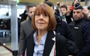 Ζ. Πελικό: «Εκείνοι έπρεπε να σκύψουν το κεφάλι. Οχι εγώ» – Αποκλειστικά αποσπάσματα από το βιβλίο της στα «ΝΕΑ»