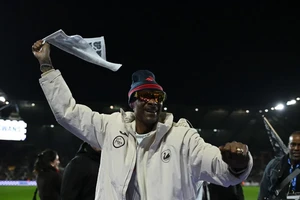 Σε ρυθμούς Snoop Dogg το Σουόνσι: Σόου και αποθέωση στην πρώτη του εμφάνιση ως συνιδιοκτήτης