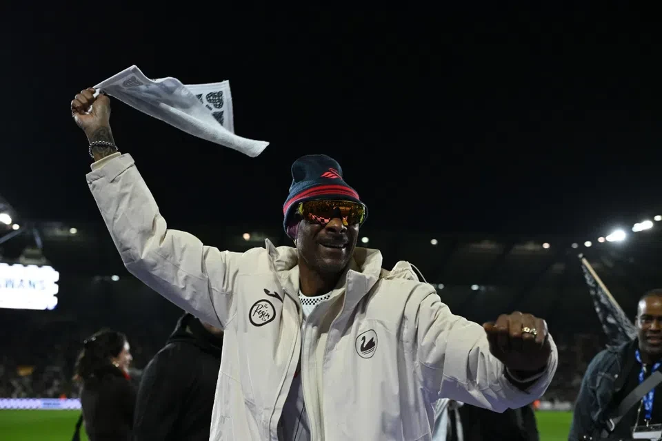 Σε ρυθμούς Snoop Dogg το Σουόνσι: Σόου και αποθέωση στην πρώτη του εμφάνιση ως συνιδιοκτήτης