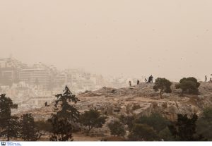 AtmoHub απευθείας από την Σαχάρα: Ποιες περιοχές της Ελλάδας θα «χτυπήσει» το νέο κύμα αφρικανικής σκόνης