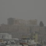 «Σαρώνουν» τη χώρα ισχυροί άνεμοι και σκόνη – Δεκάδες πτώσεις δέντρων στην Αττική, νέο έκτακτο δελτίο