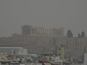 «Σαρώνουν» τη χώρα ισχυροί άνεμοι και σκόνη – Δεκάδες πτώσεις δέντρων στην Αττική, νέο έκτακτο δελτίο