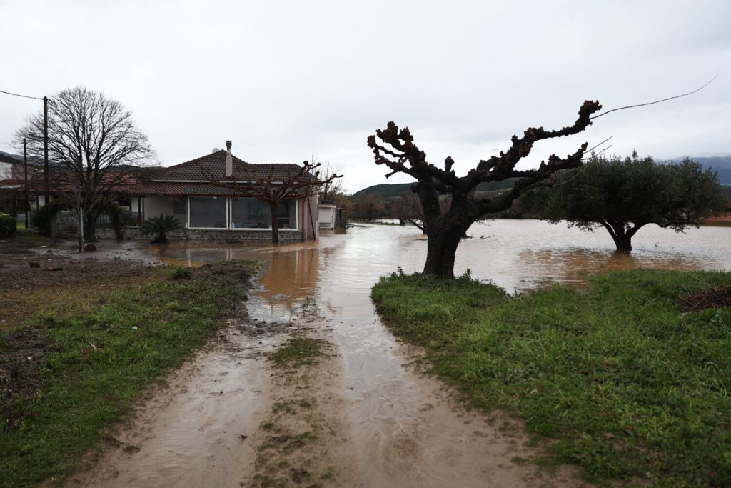 Μεγάλες καταστροφές στον Αγιόκαμπο Λάρισας – Ξέσπασε σε λυγμούς ιδιοκτήτης καταστήματος που πλημμύρισε από τη βροχή