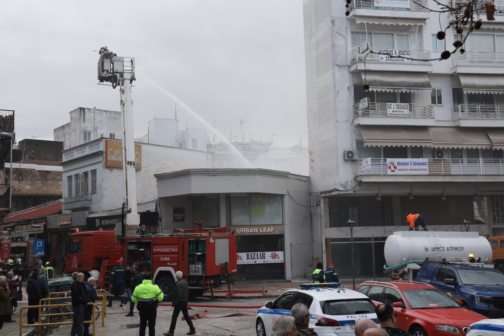 Συναγερμός στο Αγρίνιο: Μεγάλη φωτιά σε αποθήκη υποδημάτων στο κέντρο – Πυκνοί καπνοί κάλυψαν την περιοχή
