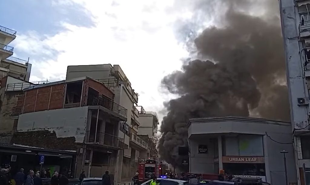 Συναγερμός στο Αγρίνιο: Μεγάλη φωτιά σε αποθήκη υποδημάτων στο κέντρο – Πυκνοί καπνοί κάλυψαν την περιοχή