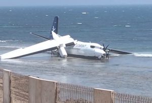 Αεροπλάνο στη Σομαλία με 50 επιβάτες προσγειώθηκε στη παραλία λίγο μετά την απογείωση (video)