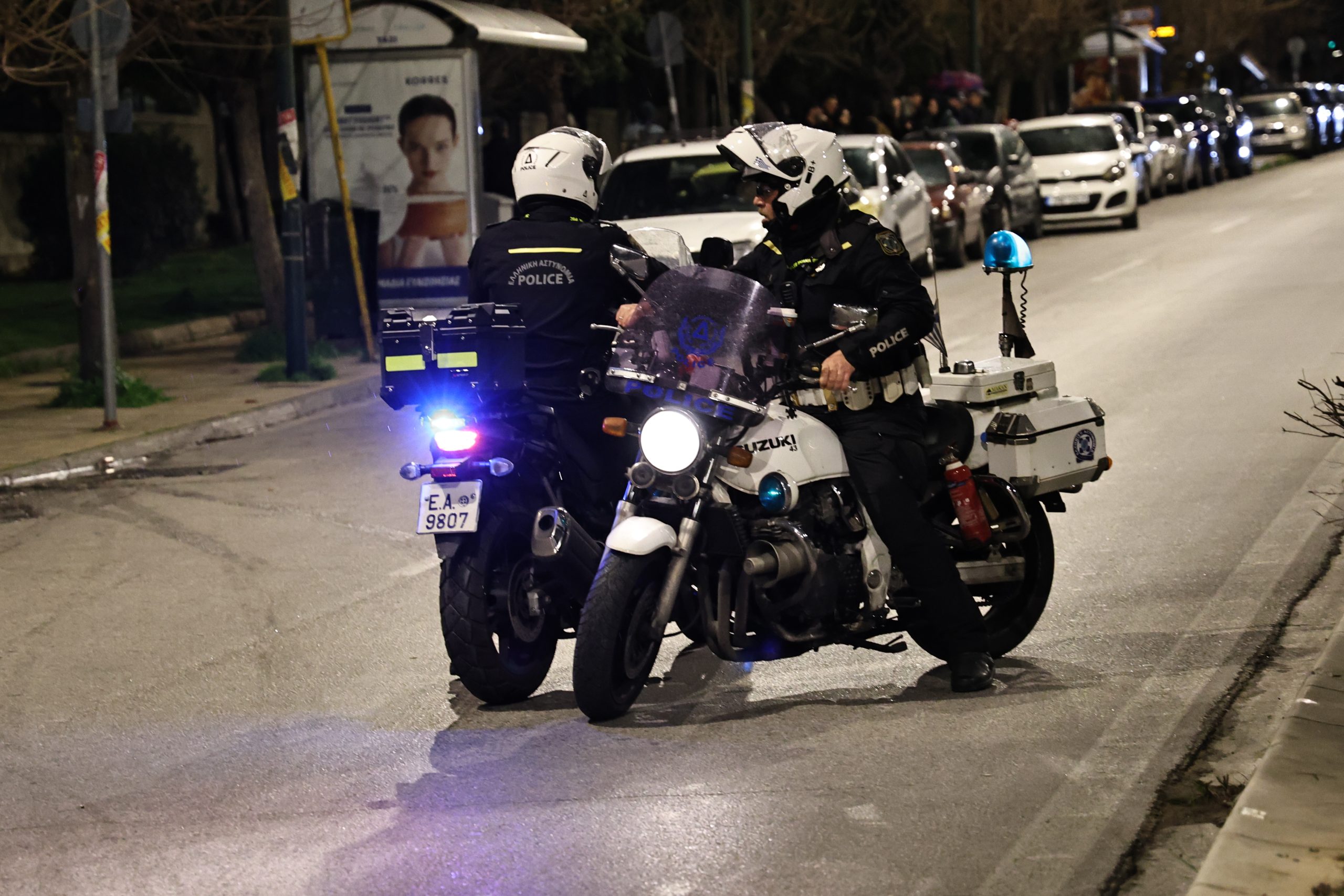 &Alpha;&lambda;&epsilon;&xi;&alpha;&nu;&delta;&rho;&omicron;ύ&pi;&omicron;&lambda;&eta;: &Tau;&rho;&epsilon;&iota;&sigmaf; &sigma;&upsilon;&lambda;&lambda;ή&psi;&epsilon;&iota;&sigmaf; &mu;&epsilon;&tau;&alpha;&xi;ύ &tau;&omega;&nu; &omicron;&pi;&omicron;ί&omega;&nu; &kappa;&alpha;&iota; &epsilon;&nu;ό&sigmaf; &alpha;&nu;&eta;&lambda;ί&kappa;&omicron;&upsilon; &gamma;&iota;&alpha; &tau;&eta;&nu; ά&gamma;&rho;&iota;&alpha; &delta;&omicron;&lambda;&omicron;&phi;&omicron;&nu;ί&alpha; &tau;&omicron;&upsilon; &eta;&lambda;&iota;&kappa;&iota;&omega;&mu;έ&nu;&omicron;&upsilon; &mu;&epsilon; 16 &mu;&alpha;&chi;&alpha;&iota;&rho;&iota;έ&sigmaf;