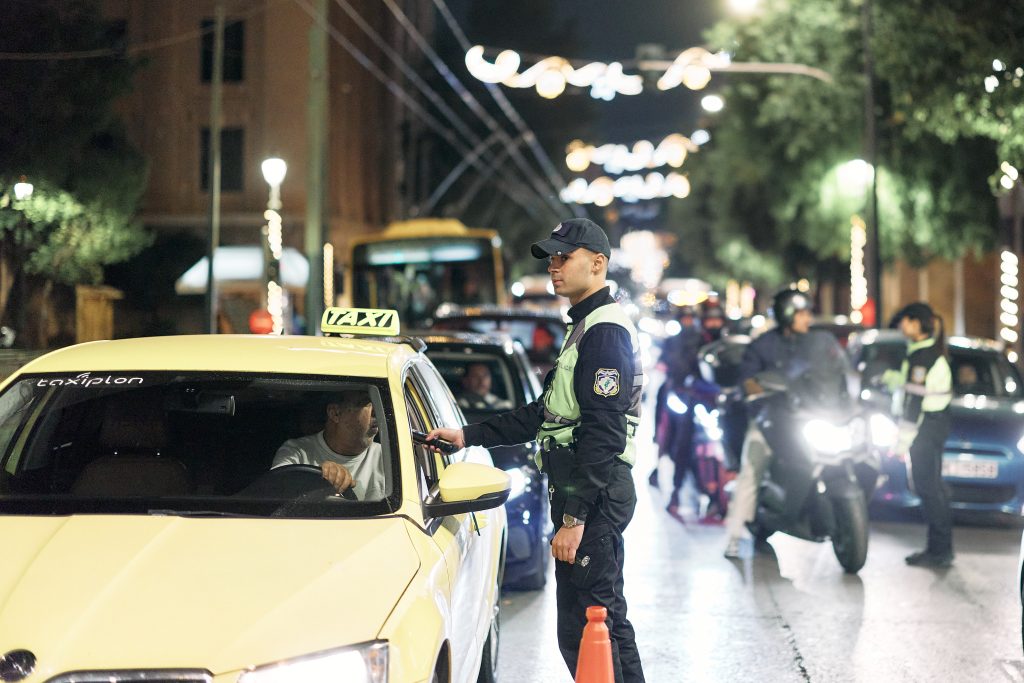 Οι «τσιλιαδόροι» των αλκοτέστ – Ενημερώνουν τους οδηγούς για τα μπλόκα της Τροχαίας με το… αζημίωτο