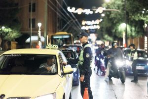 Οι «τσιλιαδόροι» των αλκοτέστ – Ενημερώνουν τους οδηγούς για τα μπλόκα της Τροχαίας με το… αζημίωτο