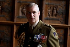 Σοκ προκαλεί νέο φωτογραφικό υλικό με τον Άντριου να παίζει με μωρό και μπάλα βαμμένη σαν στήθος