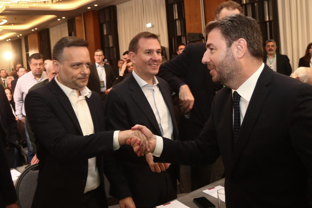 ΠΑΣΟΚ: Προειδοποιητικές βολές σε χαμηλούς τόνους