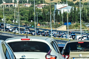 Καραμπόλα πέντε φορτηγών στην Αθηνών–Κορίνθου — Μόνο από την αριστερή λωρίδα η κυκλοφορία στον Ασπρόπουργο