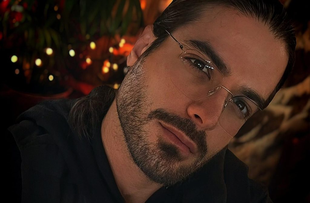 Ο Άρης Μουγκοπέτρος παίζει κλαρίνο με δύο δάχτυλα – Το συγκινητικό βίντεο