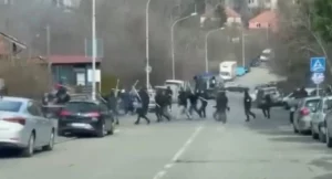 Χάος στο Βελιγράδι: Άγριες συμπλοκές χούλιγκαν πριν το ντέρμπι Ερυθρός Αστέρας – Παρτιζάν