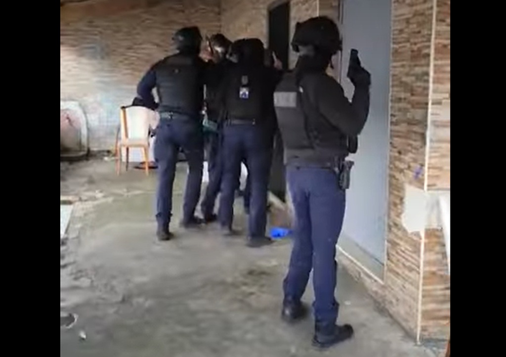 Eπιχείρηση πάνοπλων αστυνομικών με 12 συλλήψεις σε οικισμούς της Φυλής και των Αχαρνών (video)